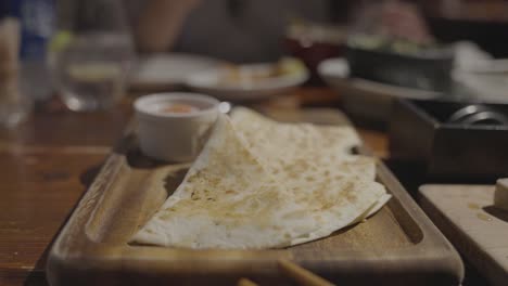 Entrante-De-Quesadilla-Fresca-En-La-Escena-Del-Restaurante-Con-Fondo-Borroso