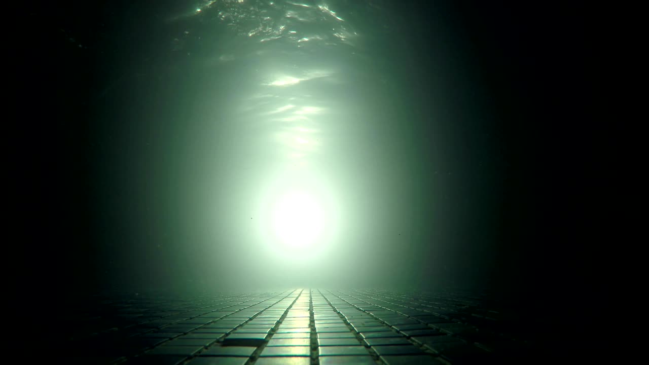 luz de la piscina en la noche oscura, fondo de bucle