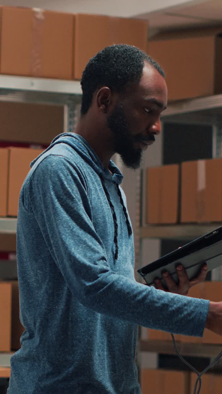 Video verticale: imprenditore utilizza scanner e tablet per controllare l’inventario delle forniture