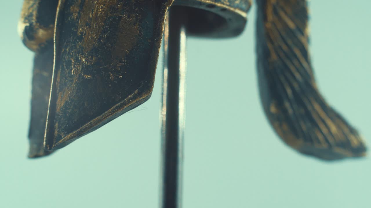 un primer plano giratorio de un casco griego antiguo de bronce de metal guerrero espartano, iluminación de estudio, cámara lenta, video de 4k