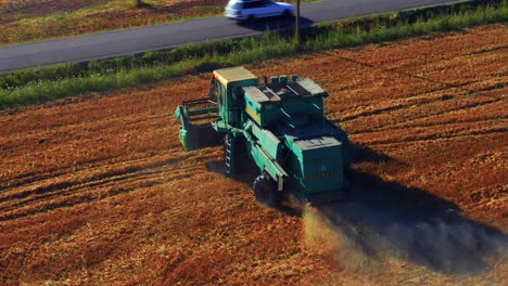 Combinar-La-Cosecha-De-Cultivos-De-Trigo-En-La-Granja-En-Lituania