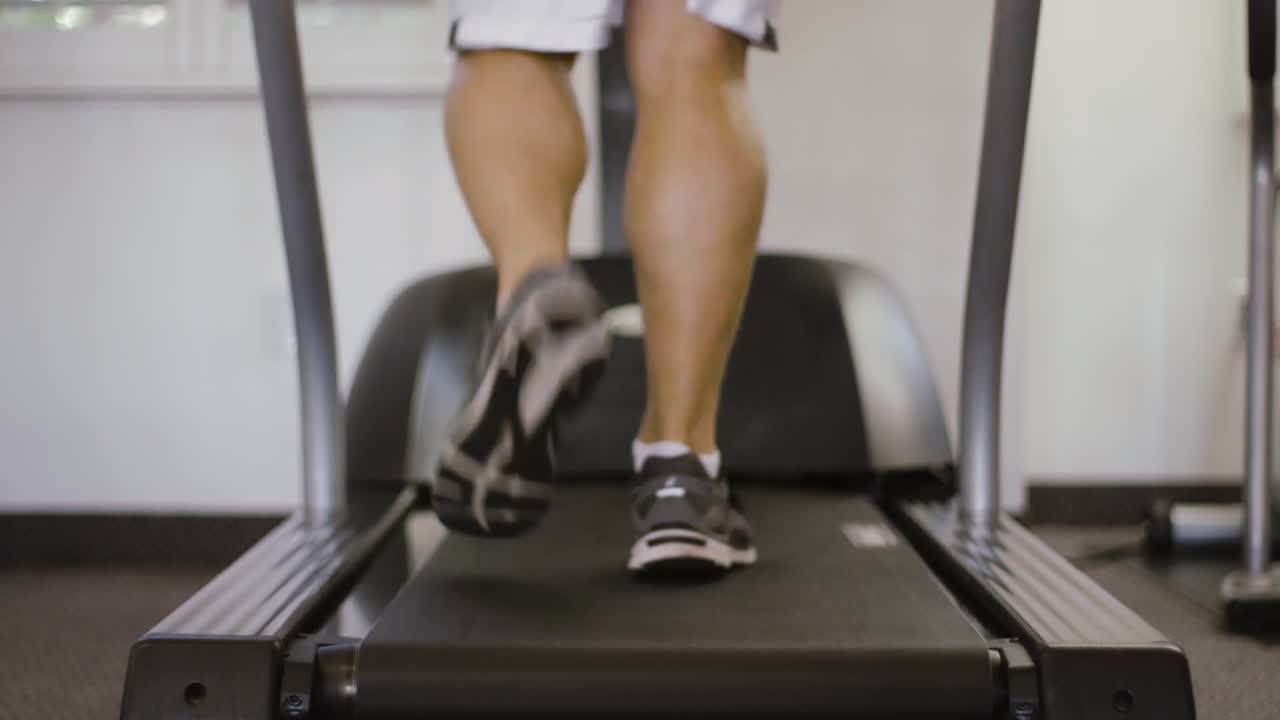 hombre corriendo en cinta