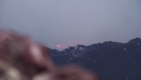 Caldera-De-Cráter-Activa-Caliente-Del-Volcán-Masaya-En-El-Oeste-De-Nicaragua,-Toma-De-Mano-Mirando-Hacia-Abajo