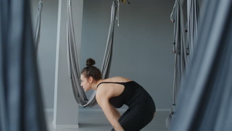 mujer practicando yoga aéreo