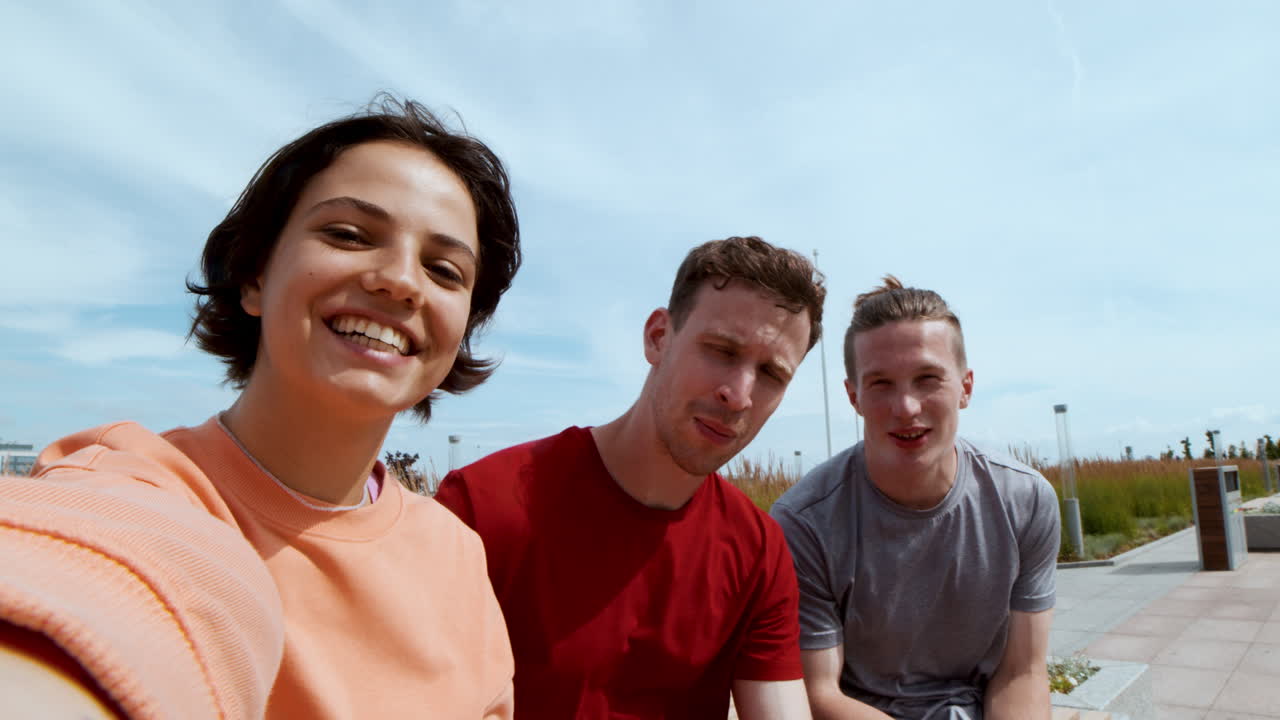 Amigos gravando um vídeo selfie