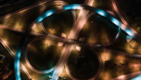 vista aérea de una intersección de carretera compleja por la noche