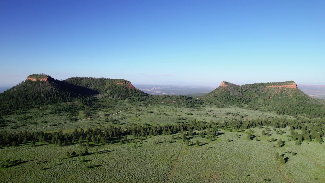 Ripresa aerea in allontanamento dei butte di Bears Ears dal lato posteriore nel Bears Ears National Monument, Utah