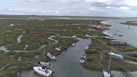 bandeja baja de izquierda a derecha sobre yates en el puerto deportivo de tollesbury