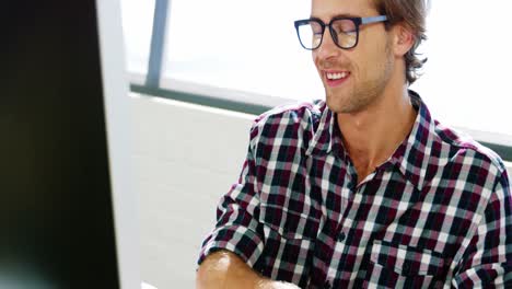 ejecutivo creativo trabajando en la computadora de escritorio