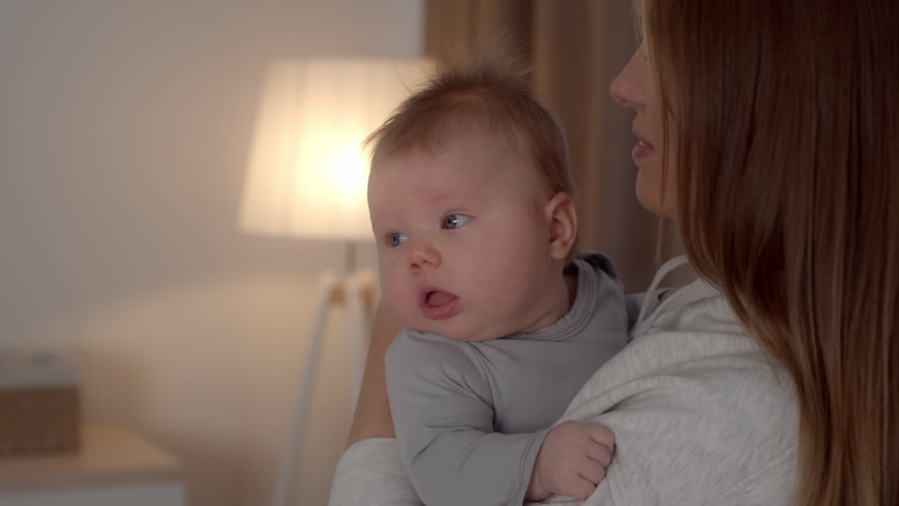 아기 를 안고 있는 어머니