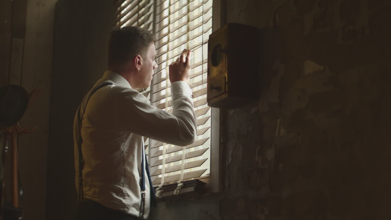 창밖을 바라보는 빈티지 남자