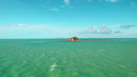 Vista-Aérea-De-Drones-Hacia-El-Arrecife-De-La-Isla-Slade-,-Día-Cálido,-En-Australia