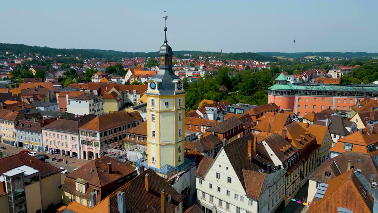 Video drone aereo 4K della Torre dell'Orologio sulle mura della città nel centro di Ansbach, Germania