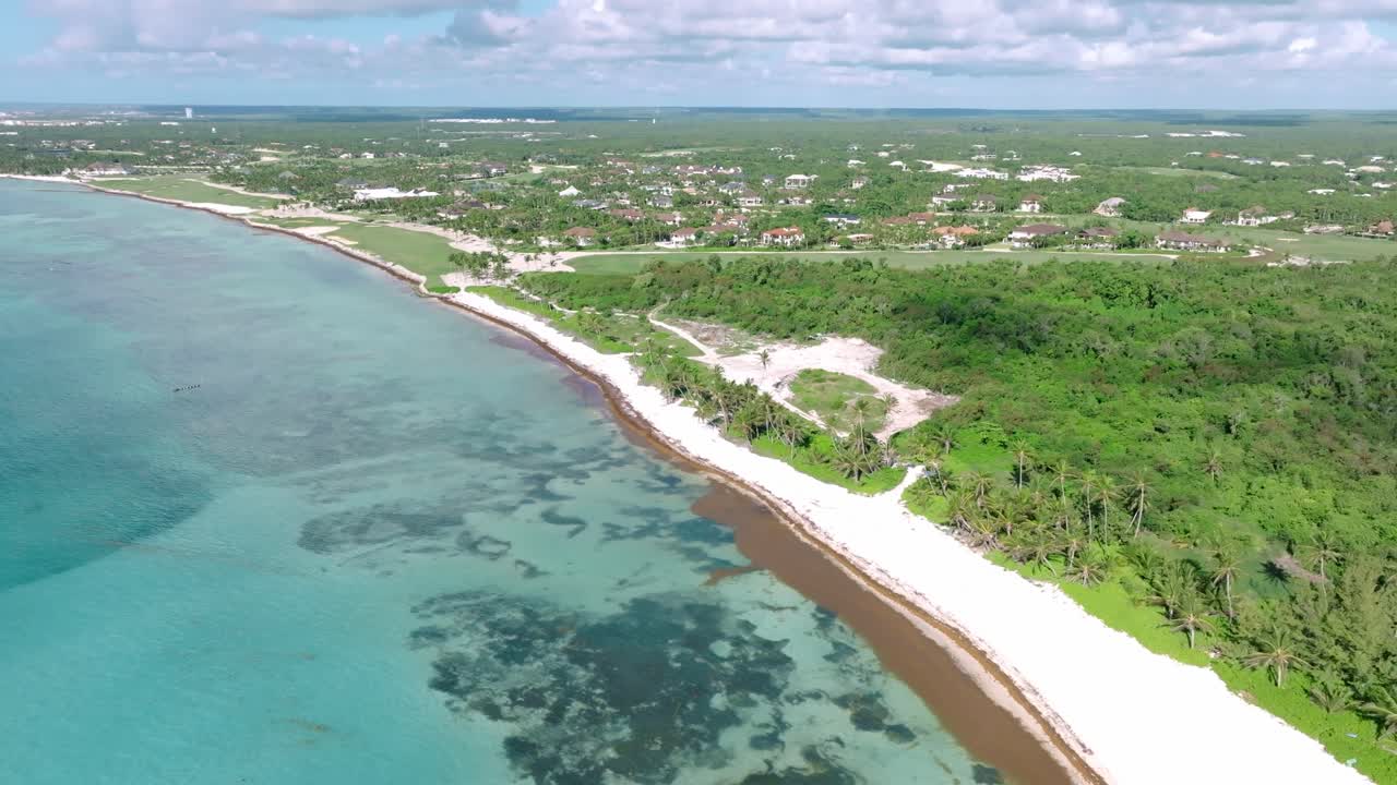 Toàn cảnh trên không xung quanh bãi biển Sargazo kỳ lạ ở Punta Cana đầy nắng, Cộng hòa Dominica