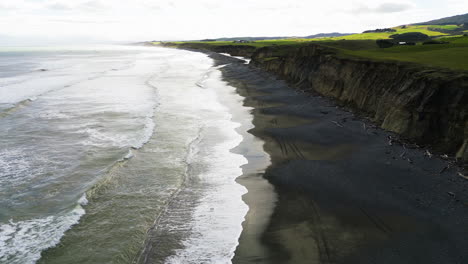 Hermosa-Playa-De-Piedras-Preciosas-Con-Alto-Acantilado-De-Arenisca