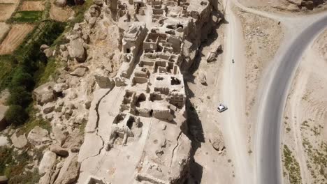 Vista-Aérea-Drone-Disparado-Desde-El-Antiguo-Castillo-Persa-Izadkhast-Ruinas-De-La-Fortaleza-Sasánida-Gran-Edificio-De-Adobe-Ladrillo-Material-De-Barro-Temporada-De-Verano-Arquitectura-Histórica-Del-Medio-Oriente-Paisaje-Cultural-En-Irán