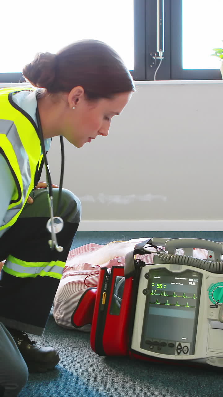 una mujer de ayuda tratando de reanimar a un paciente.