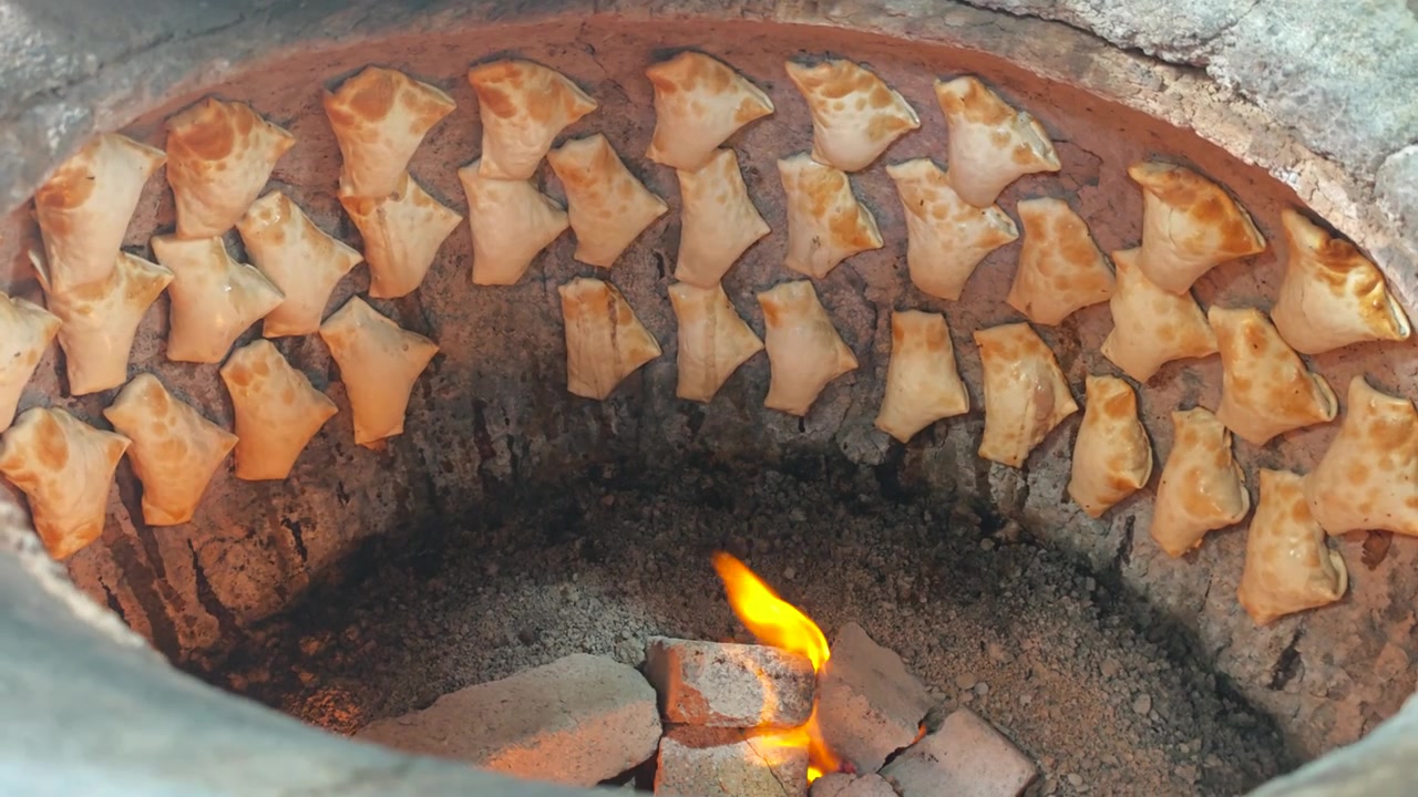 Geleneksel Bir Tandır Fırınında Pişen Samosalar