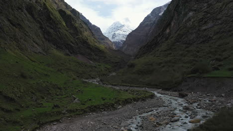 drone aéreo disparó sobre un arroyo en las montañas de annapurna, nepal