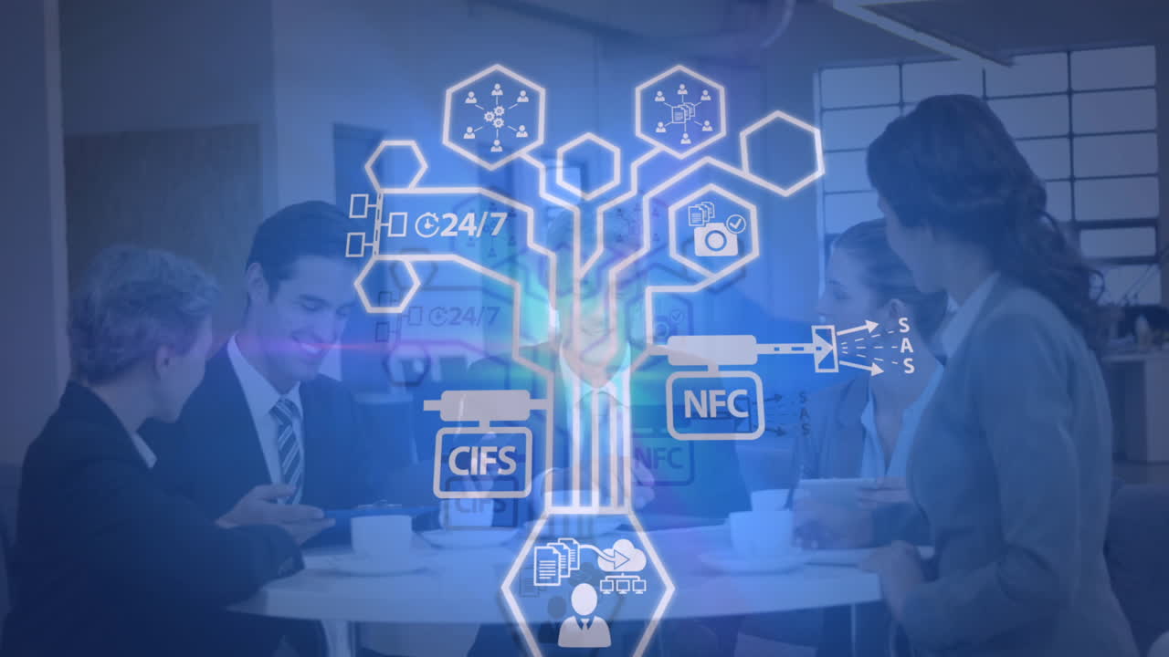 animación de una red de iconos digitales sobre diversos empresarios discutiendo juntos en la oficina