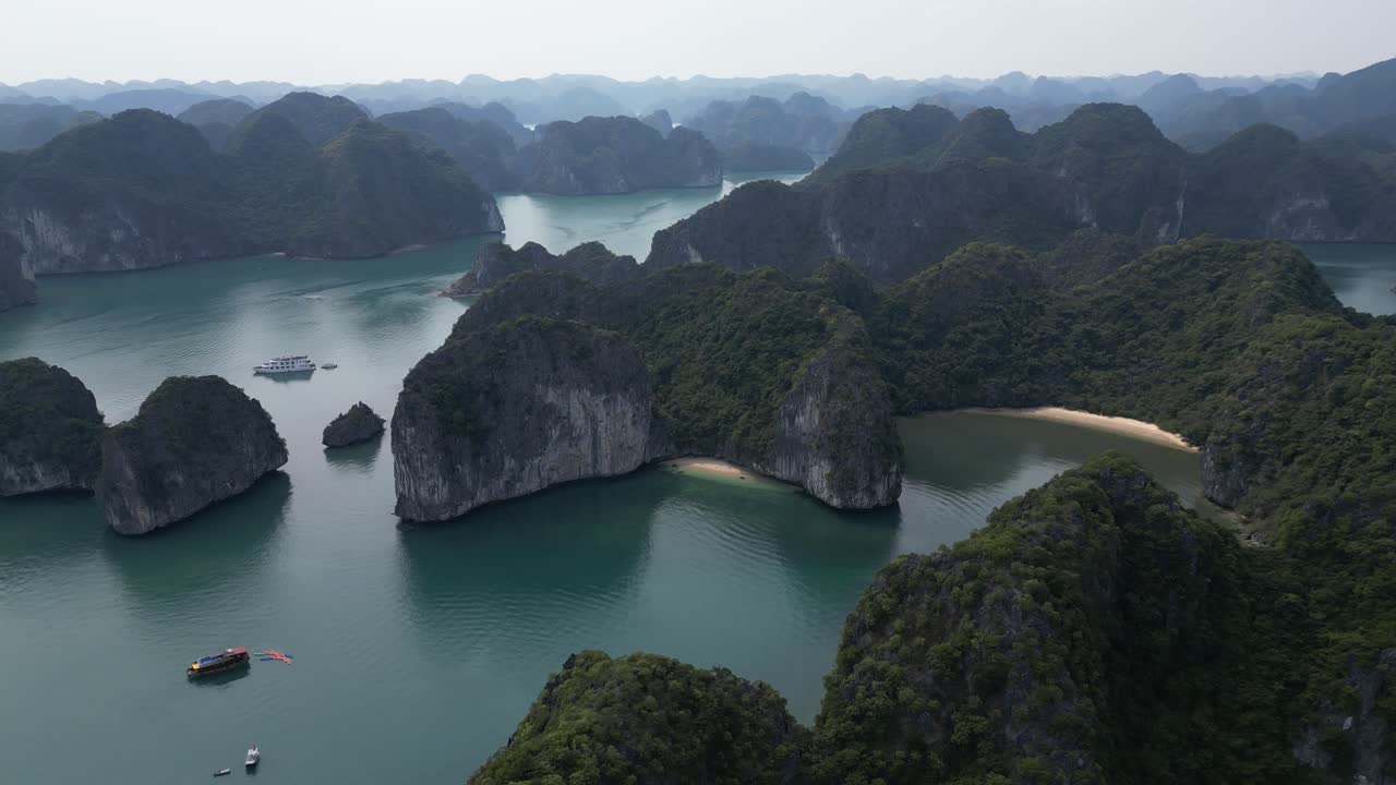 un avión no tripulado volando sobre las islas épicas de cat ba y la bahía de halong en el norte de vietnam.