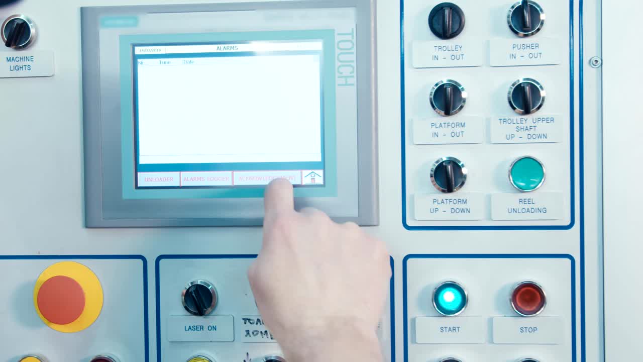 trabajador presionando botones en un panel de control de la máquina con pantalla táctil