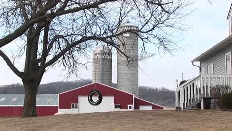 Una-Granja-Completa-Con-Silos-De-Graneros-Rojos-Y-Columpio-De-Neumáticos-Para-Los-Niños