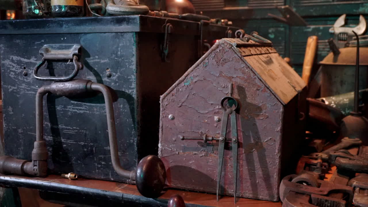 1930s era vintage tools. Zoom out