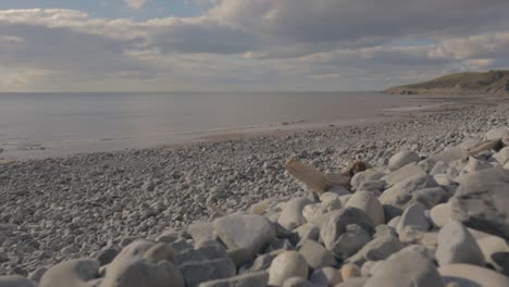 lapso de tiempo en la playa durante el día con las nubes moviéndose