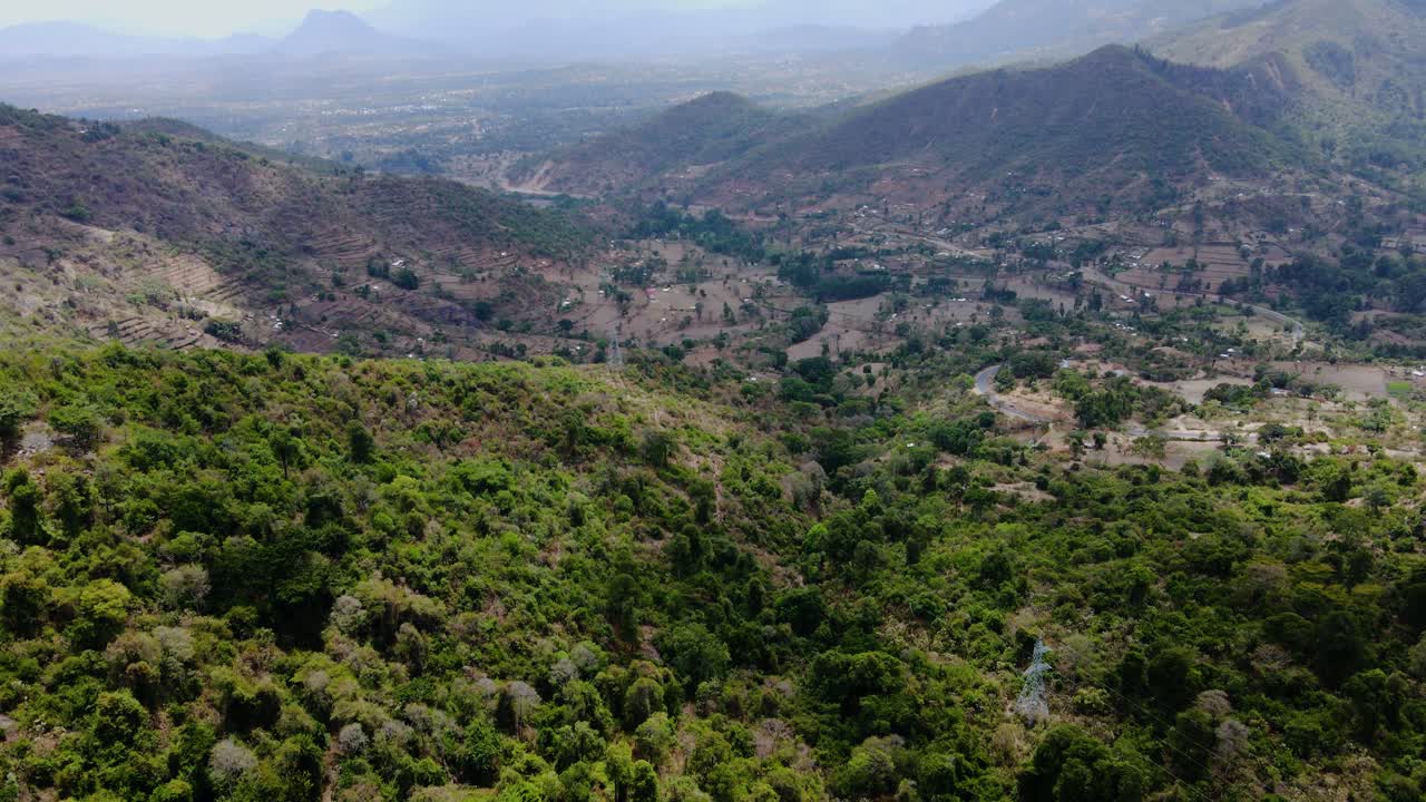 Vista aerea con drone delle montagne Chapalleria del West Pokot, Kenya.