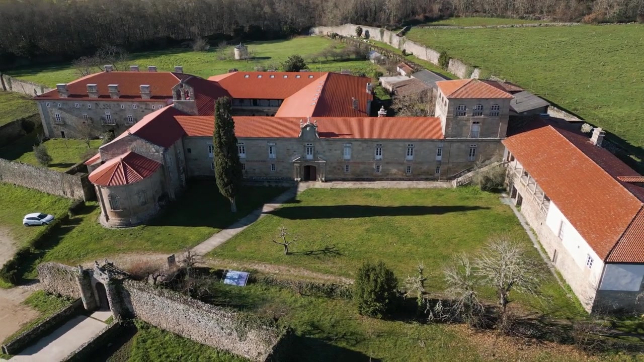 Orbita aerea da sinistra a destra intorno all'ingresso che inquadra il monastero di San Salvador de Ferreira