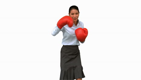 mujer de negocios con guantes de boxeo y golpeando en la pantalla blanca