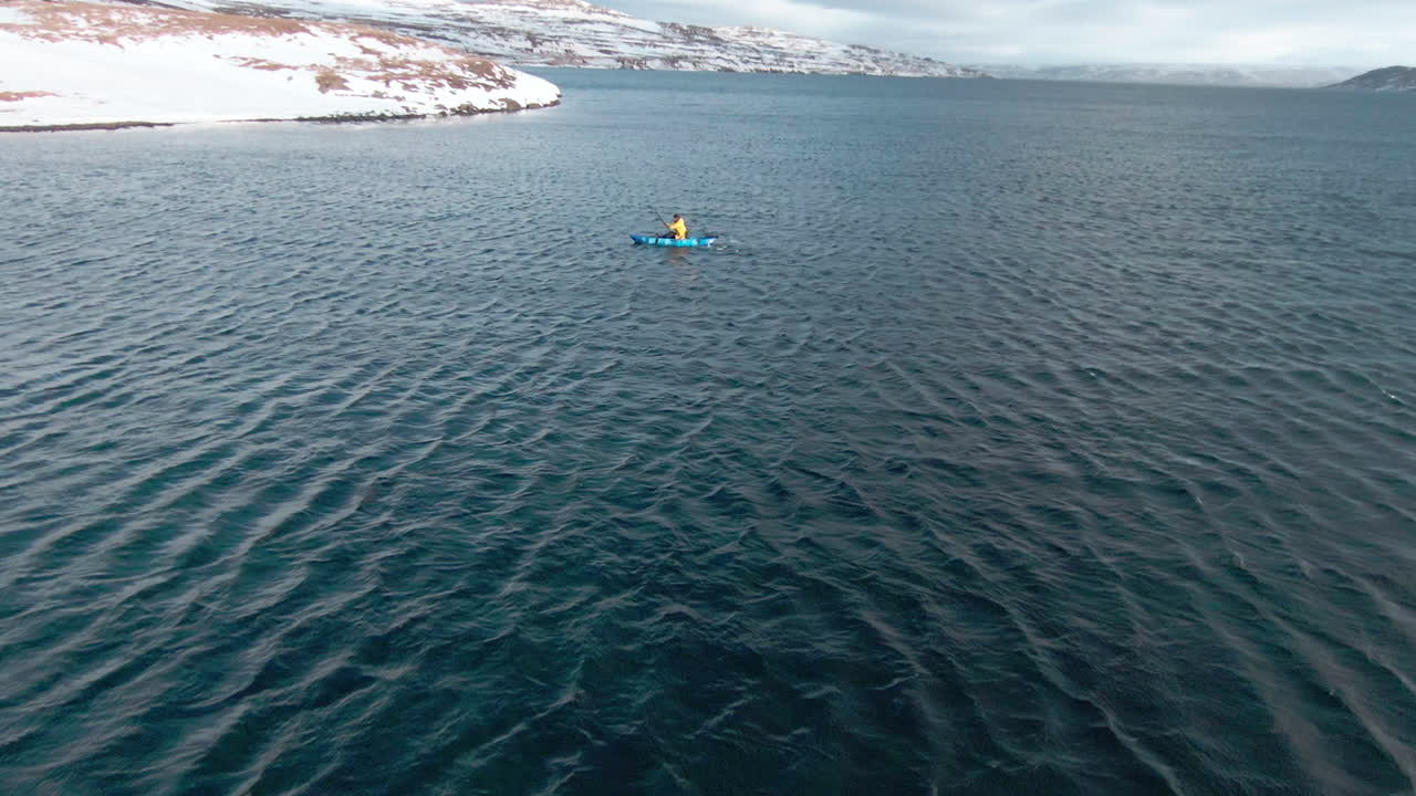 kayak navegando dinámicamente a la orilla del océano, haciendo ejercicio en el agua