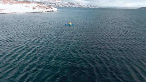 Kajakfahrer-Segelt-Dynamisch-Zum-Meeresufer-Und-Trainiert-Auf-Dem-Wasser