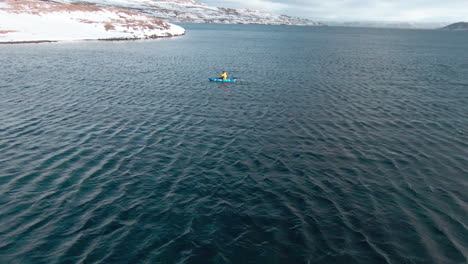 kayak navegando dinámicamente a la orilla del océano, haciendo ejercicio en el agua