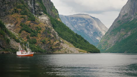 Ein-Kleines-Boot-In-Den-Gewässern-Eines-Majestätischen-Fjords-In-Norwegen-4k-Video