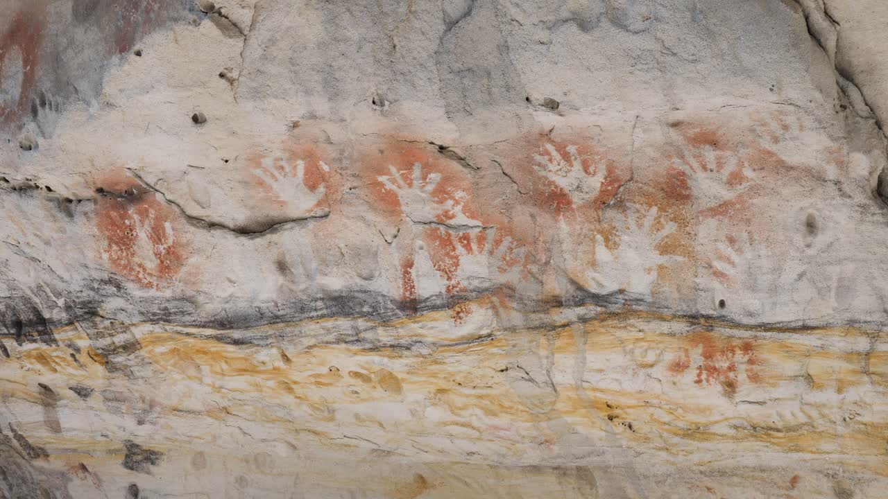 historias de ensueño pintadas en antiguas paredes de cuevas creadas por los aborígenes bidjara y karingbal de australia.