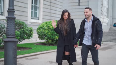 Pareja-Alegre-Caminando-Juntos-En-La-Calle