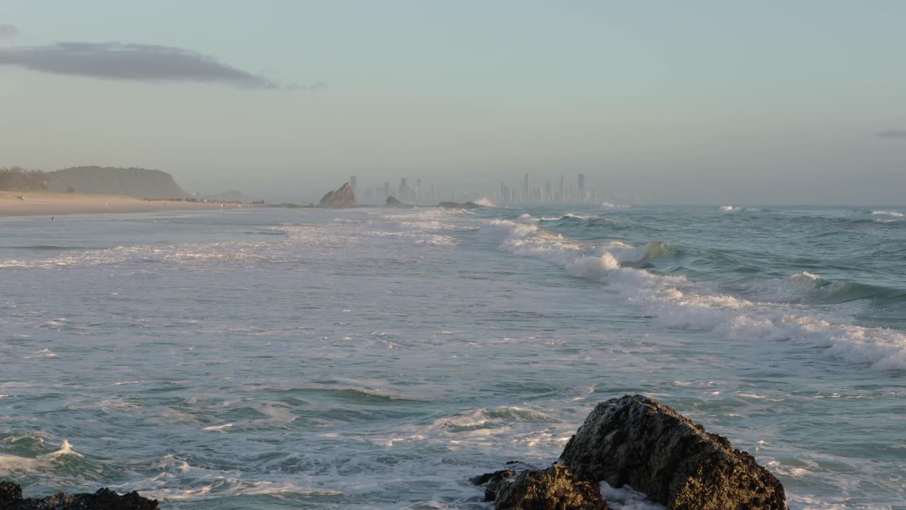 2023년 2월 26일 - 골드 코스트, 퀸즐랜드, 호주: 일출 시 커럼빈 비치 바이킹 서핑 인명 구조 클럽에서 볼 수 있습니다.