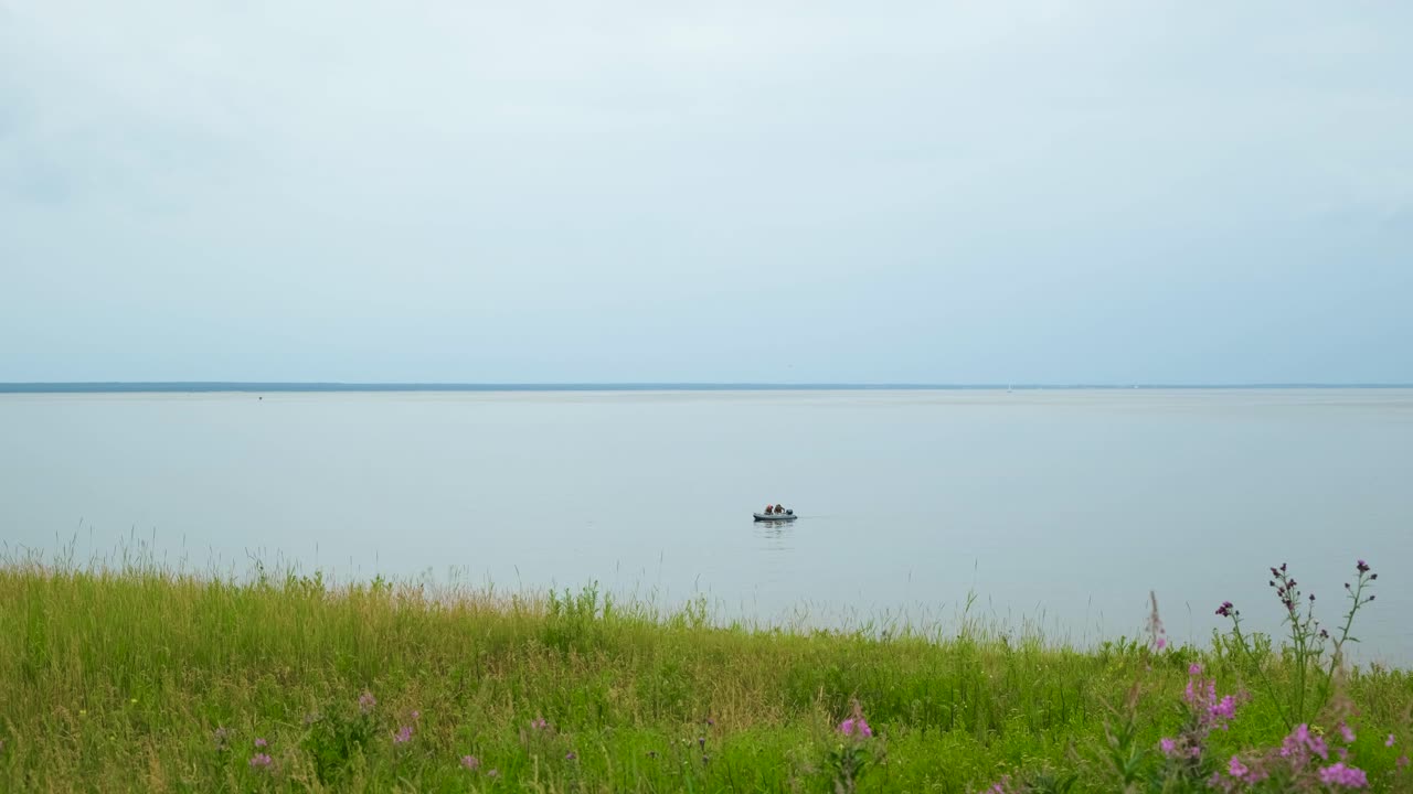 배 를 타고 있는 평온 한 호수 장면