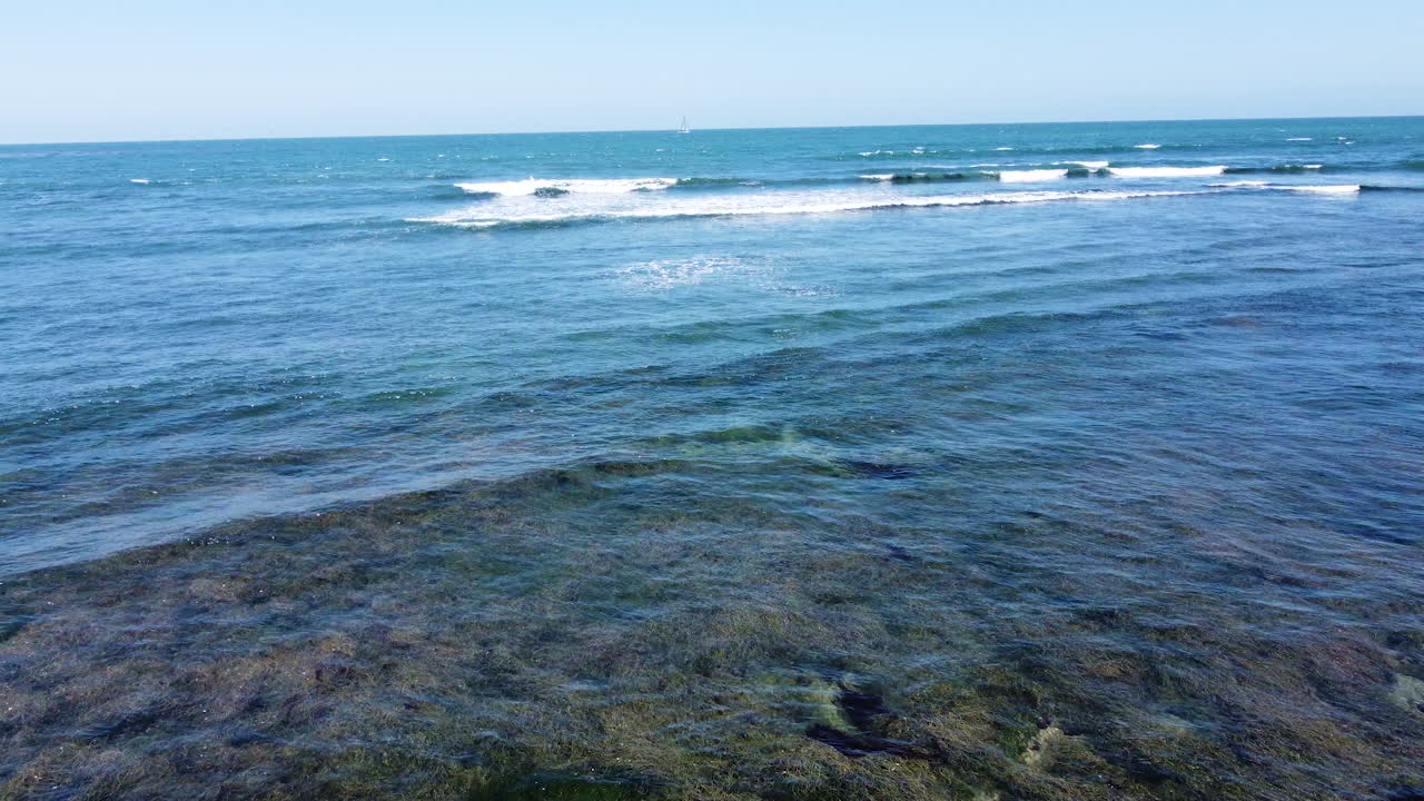 저고도 드론 뷰에서 바위가 많은 캘리포니아 해안선