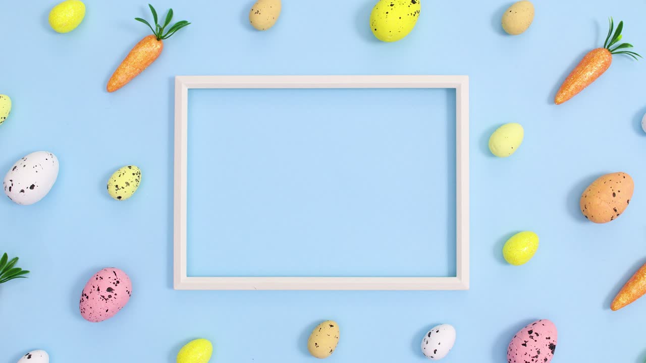 달과 당근을 가진 부활절 패턴과 밝은 파스텔 파란색 배경에 공간 프레임을 복사합니다.