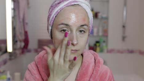 mujer aplicando máscara crema hidratante para la piel. spa para el cuidado de la piel. máscara facial