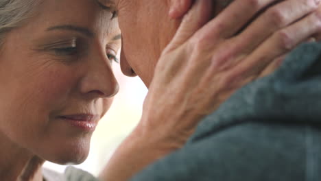 amor, perdón y abrazo de una pareja de ancianos