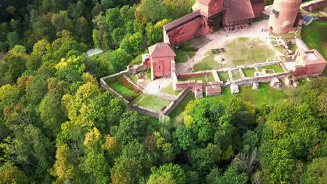 Drohnenbewegung-über-Grüne-Bäume-In-Sigulda,-Birdeye,-Lettland