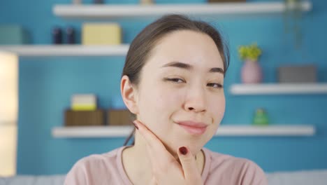 그녀의 피부와 얼굴을 보는 아시아 젊은 여성의 클로즈업 초상화.