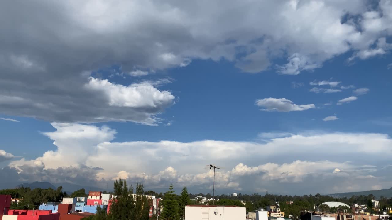 아름다운 푸른 하늘과 구름이 있는 파노라마 타임랩스