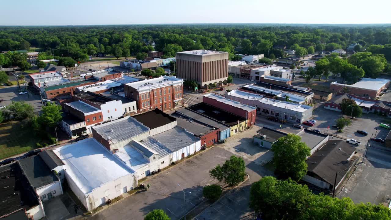 Luftoptagelse, der zoomer ind på Darlington SC, Darlington, South Carolina, Darlington Raceway, lille amerikansk by