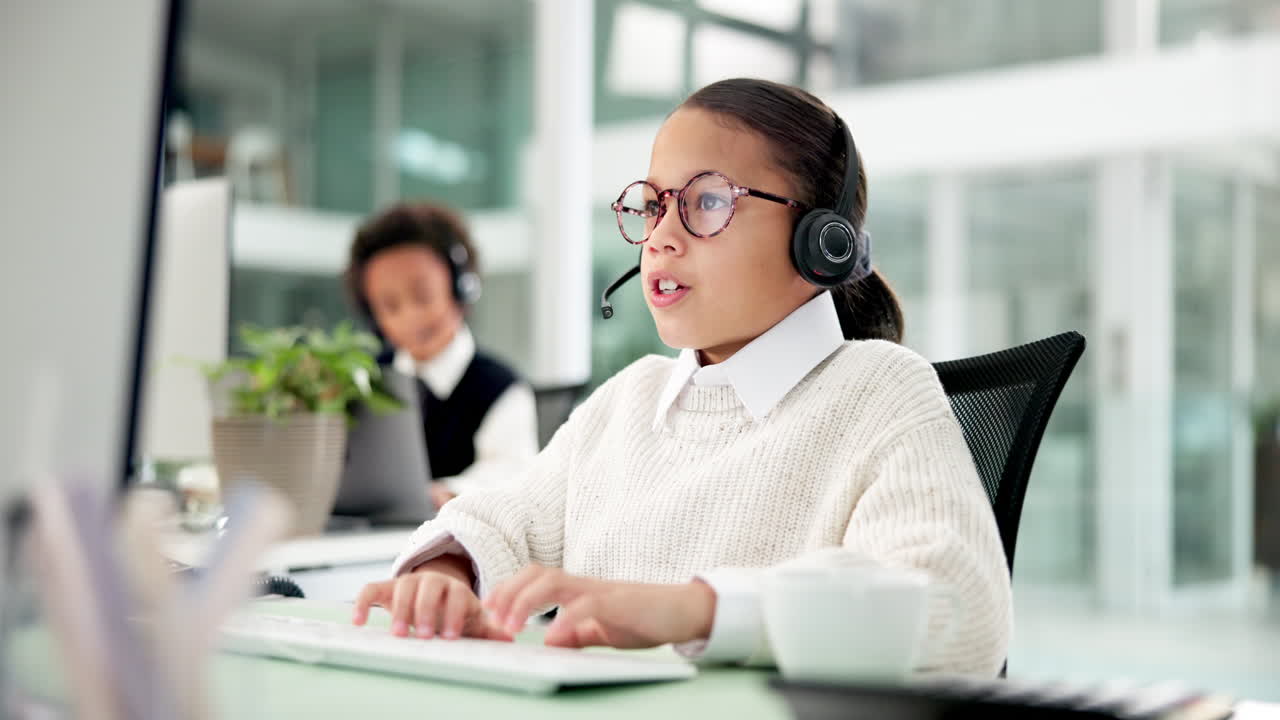 Mladá dívka pracující v call centru