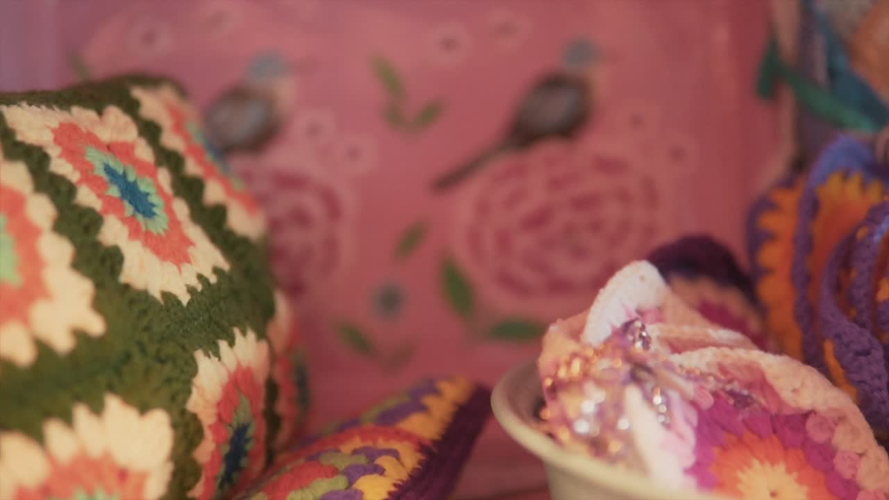 양모와 색으로 수놓은 쿠션과 오브제